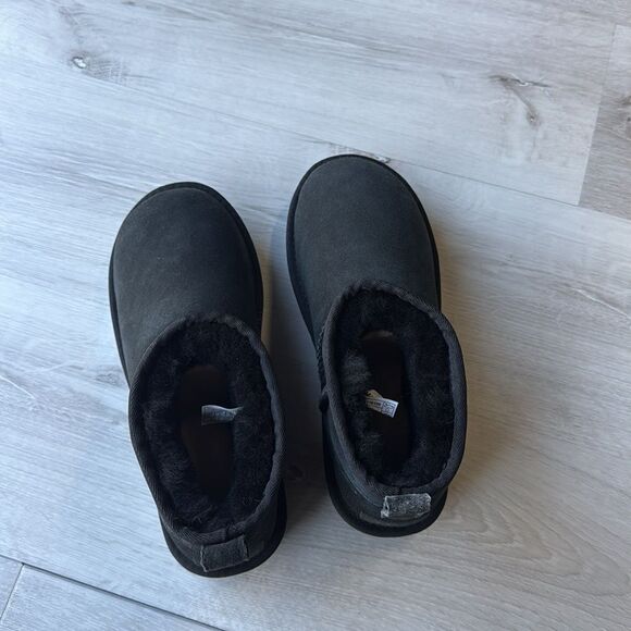 UGG Classic Ultra Mini II Black Size 7 New in Box - Picture 14 of 15